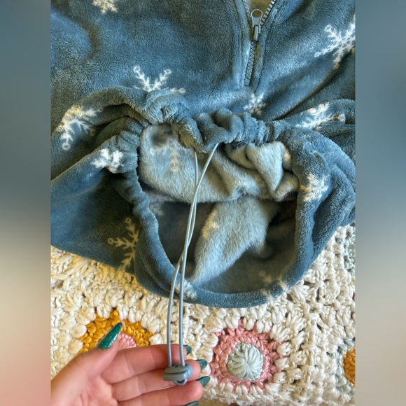 snowflake blue top ! ☃️❄️ - Picture 7 of 9